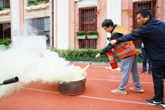 图片包含 建筑, 户外, 人, 火
描述已自动生成